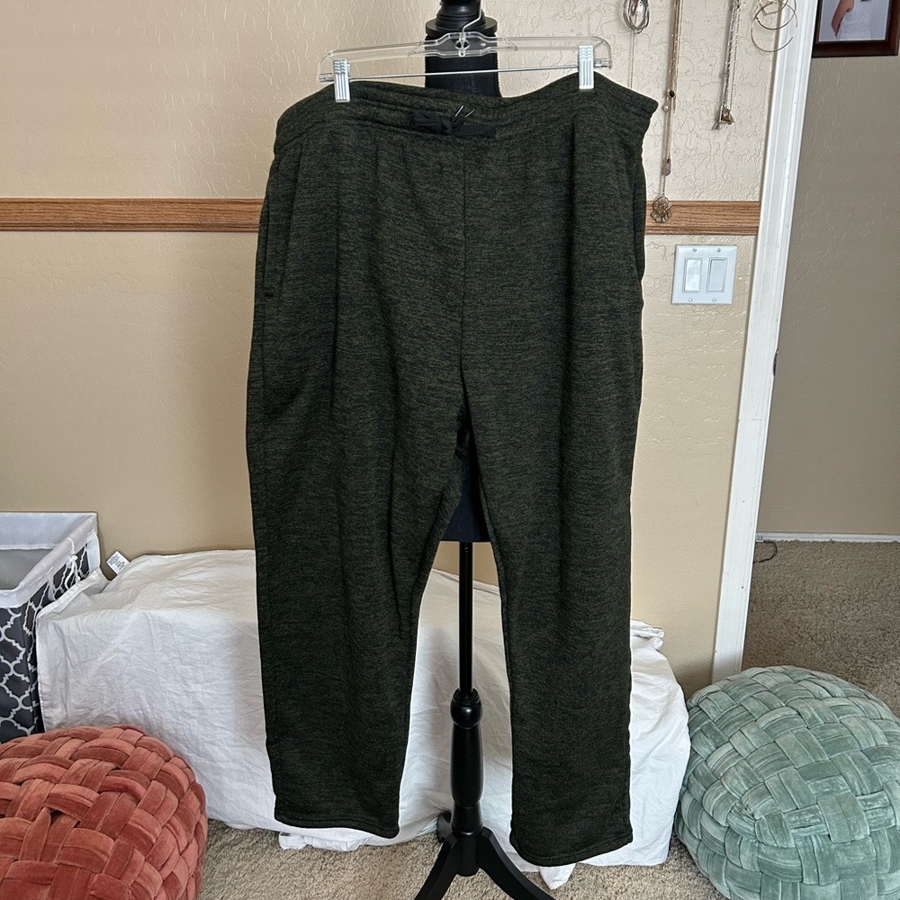 Men’s green sweat pants